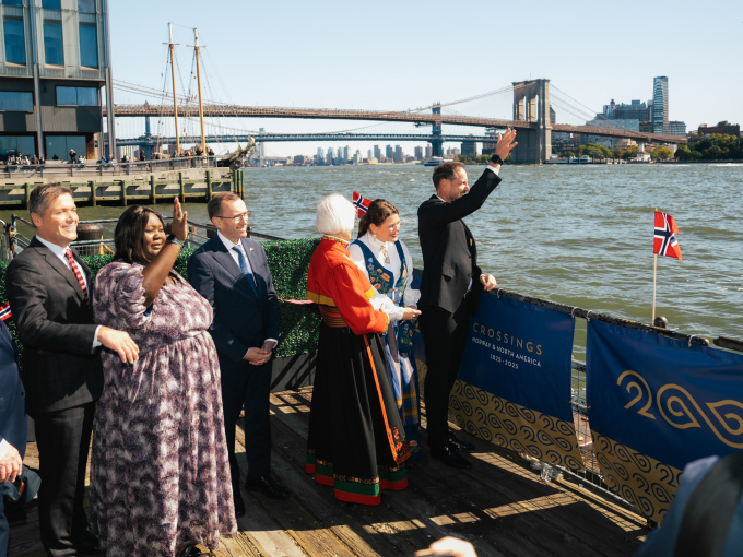 Crown Prince Haakon greets Restauration, alongside Aissata Camara – Commissioner for International Relations in New York, Minister of Foreign Affairs Espen Barth Eide, Tora Aasland, Chair of the Crossings200 Steering Committee, and Minister of Trade Cecilie Myrseth. Photo: Ola Vatn, The Royal Court