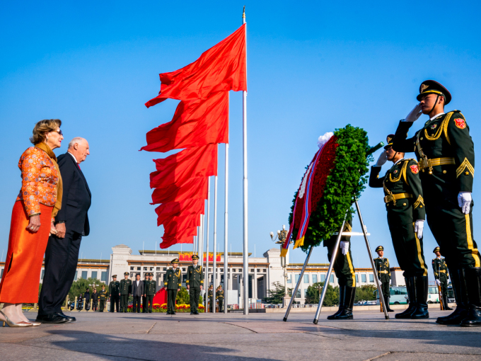 The King and Queen laid a wreath at the Monument to the People's Heroes. Photo: Heiko Junge, NTB scanpix.