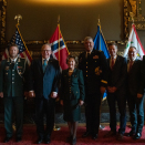Dronningen møtte representanter for NOREX - det snart 50 år lange utvekslingsprogrammet mellom Minnesotas nasjonalgarde og det norske Heimevernet på mottakelse hos Minnesotas guvernør, Tim Walz: Publisert 18.10.2022. Bildene er kun til redaksjonell bruk - ikke for salg, og kan benyttes fritt mot kreditering. Foto: Simen Løvberg Sund, Det kongelige hoff