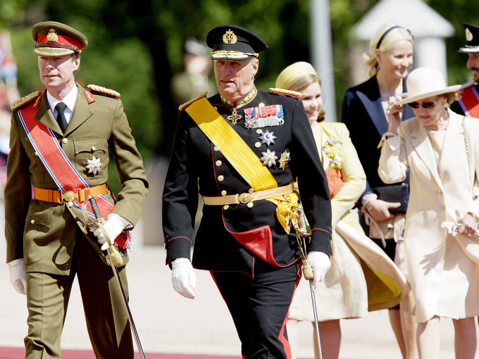 King Harald and Grand Duke Henri during the welcoming ceremony in the Palace Square 30 May 2011. Photo: Stian Lysberg / NTB