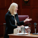 Kronprinsesse Mette-Marit i samtale med forfatterne Erlend Loe og Hilde K. Kvalvaag under litteraturseminaret ved Hart House. Foto: Lise Åserud / NTB scanpix