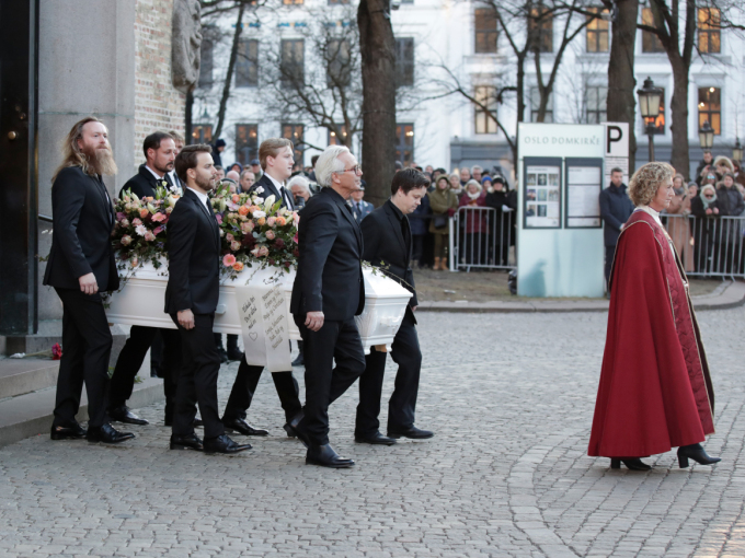 Pall-bearers are Ari Behn’s father Olav Bjørshol, brother Espen Bjørshol, brother-in-law Christian Udnæs, Crown Prince Haakon, and nephews Ask and Isak. Photo: Vidar Ruud / NTB scanpix