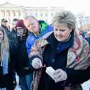 Det ble tent lys på Slottsplassen. Statsminister Erna Solberg var den første. Foto: Audun Braastad / NTB scanpix