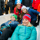 Kronprinsesse Mette-Marit og Prins Sverre Magnus prøver issklien.  Foto: Vegard Wivestad Grøtt / NTB scanpix