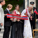 Kronprinsfamilien hadde med et banner til russen - for å anerkjenne hvor godt de har fulgt opp smittevernrådene i russetiden. Foto: Lise Åserud, NTB scanpix