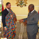 Crown Prince Haakon and Crown Princess Mette-Marit are presented with the traditional kente cloth during their meeting with Vice President John Dramani Mahama (Photo: Lise Åserud / Scanpix)
