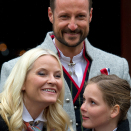 The Royal Family greets the Children's Parade in Asker outside Skaugum. Photo: Jon Olav Nesvold / NTB scanpix.