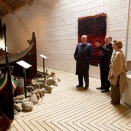 Sverre Nordmo guided the King and Queen at the Boat Museum (Photo: Terje Bendiksby / Scanpix)