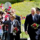 King Harald and Queen Sonja arrive at Rogne Elementary School in Øystre Slidre (Photo: Kyrre Lien, Scanpix)