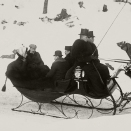 Kong Haakon og Dronning Maud på vei til Holmenkollen med danske gjester, Prins Christian og Prins Harald, 1909. Fotograf: Ukjent, De kongelige samlinger