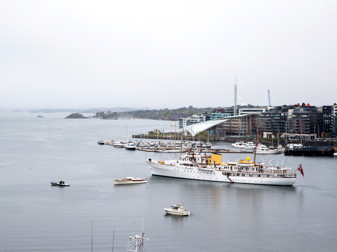 The Royal Yacht Norge heading out into the fjord with the guests on board. Photo: Vidar Ruud / NTB scanpix 
