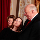 Den 19. desember var det julefotografering på Slottet. Kongeparet, Kronprinsparet, Prinsesse Ingrid Alexandra og Prins Sverre Magnus var samlet om juletreet i Røde salong. Foto: Lise Åserud, NTB scanpix