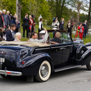Kronprinsparet i den klassiske veteranbilen A1 på overraskelsesbesøk i Asker. Handoutbilde fra Det kongelige hoff. Publisert 17. mai 2020. Bildet er til redaksjonell bruk, ikke for salg. Foto: Sara Svanemyr, Det kongelige hoff