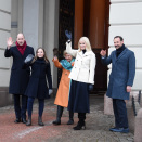 Dronning Sonja, Hertugparet, Kronprinsparet og Prinsesse Ingrid Alexandra vinker fra Hovedport etter besøket i Skulpturparken. Handoutbilde fra Det kongelige hoff publisert i anledning Hertugparets besøk til Norge 1. - 2. februar 2018. Bildet er kun til redaksjonell bruk - ikke for salg. Foto: Sven Gj. Gjeruldsen, Det kongelige hoff