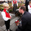 The Crown Prince and Crown Princess are met with flowers by Sander Nesheim Fuglestein and Lina Hansen in Ølen (Photo: Bjørn Sigurdsøn, Scanpix)