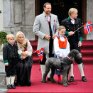 The Crown Prince and Crown Princess' family greets the Children's Parade in Asker outside Skaugum Estate (Photo: Fredrik Varfjell / NTB scanpix)