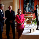 Mayor Fabian Stang presented the gift from the City of Oslo - a statue of King Haakon (Photo: Erlend Aas / NTB scanpix)