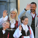 The Crown Prince and Crown Princess with their children greet the Children's Parade in Asker outside Skaugum. Photo: Audun Braastad / NTB scanpix