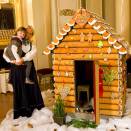 Crown Princess Mette-Marit and Princess Ingrid Alexandra by the gingerbread house (Foto: Terje Bendiksby / Scanpix)