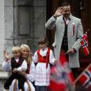 The Crown Prince and Crown Princess' familiy met the Children's Parade in Asker outside of the Skaugum Estate (Photo: Sara Johannessen / Scanpix)