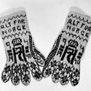 The People's support for King Haakon took many forms. Here, knitted mittens with the King's arms and motto (Foto: Scanpix)
