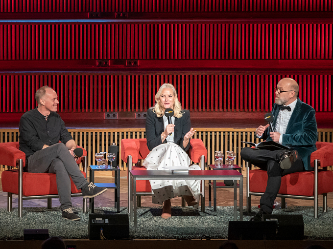 Crown Princess Mette-Marit and Geir Gulliksen (left) in conversation with Thomas Böhm on Radio Eins.Photo: Heiko Junge / NTB scanpix