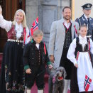 The Crown Prince and Crown Princess with their children greet the Children's Parade in Asker outside Skaugum. Photo: Audun Braastad / NTB scanpix