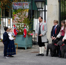 Kronprinsparet fikk blomster av Philip og Vilde som begge fyller 7 år i dag.  Foto: Lise Åserud, NTB scanpix