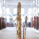 Verk i utstillingen "Historier. Tre generasjoner samiske kunstnere": Iver Jåks, Diskrimineringens påle (1987–93), courtesy of Galleri Dobloug. Bildet er kun til redaksjonell bruk - ikke for salg. Foto: Øivind Möller Bakken, Det kongelige hoff