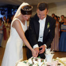 The bride and groom cutting the wedding cake after dinner in Stiftsgården (Photo: Lise Åserud, Scanpix)