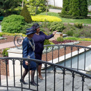 Queen Sonja and Mrs Anna Komorowska walk through the garden surrounding the Presidential Palace in Warsaw (Photo: Peter Andrews, Reuters / NTB Scanpix)  
