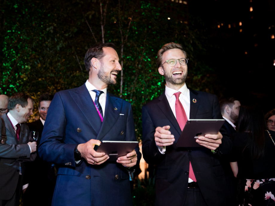 Crown Prince Haakon and Nikolai Astrup plays a Kahoot quiz on the oceans at the MoMA receptioin. Photo: Pontus Höök / NTB scanpix