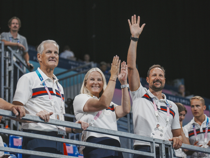 The Crown Prince and Crown Princess watch the women's handball final between Norway and France with Norwegian Prime Minister Jonas Gahr Støre. Photo: Stian Lysberg Solum / NTB