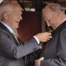 Svenn Bekken "decorated" the King (Photo: Ned Alley / NTB scanpix)