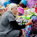 Crown Prince Haakon and Crown Princess Mette-Marit meet children in Fosnavåg (Photo: Stian Lysberg Solum / NTB scanpix)