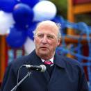 The King giving a speech at the opening of the new public playground in Træna  (Photo: Knut Falch, Scanpix)