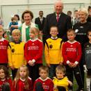 The footballplayers at Senjahopen were joined by The King and Queen for their team picture (Foto: Terje Bendiksby / Scanpix)