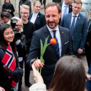 The Crown Prince and Crown Princess met Norwegian students on their walk through Old Town. The students brought them flowers. Photo: Lise Åserud, NTB scanpix.