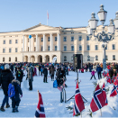 Ute var feiringen av Kongeparet var i full gang. Etter Kongeparets ønske hadde Idrettsforbundet arrangert vinterleker for barn og unge på Slottsplassen. Foto: Audun Braastad / NTB scanpix