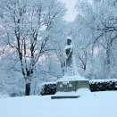 Queen Maud with a dress of snow. Photo: Liv Osmundsen, The Royal Court.