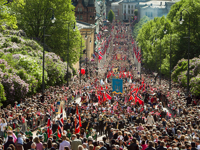 Vegen over Slottsplassen der Kongefamilien helsar frå Slottsbalkongen, er eit høgdepunkt på 17. mai. Foto: Heiko Junge, NTB scanpix