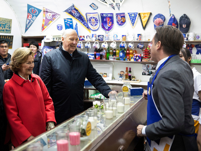 King Harald and Queen Sonja at the local café, Kiosko Roco. Photo: Tom Hansen, Hansenfoto.no