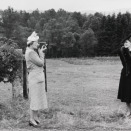 Fra utstillingen "Kongelige fotografer": Kronprinsesse Märtha filmer under besøket til den norske basen Norwegian Army Camp Dumfries i Skottland, 24. august 1942. Foto: De kongelige samlinger
