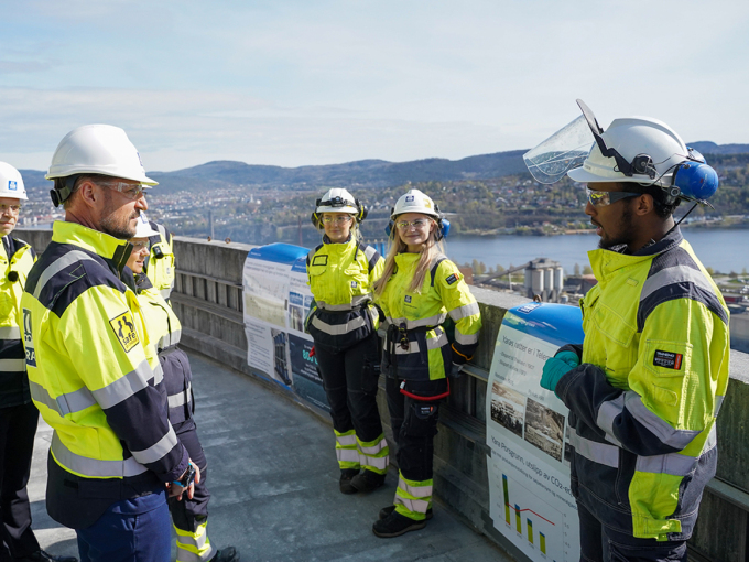 At the top of Yara’s prilling tower, the Crown Prince listens to trainees Hamza Hussein, Emma Sofie Steen and Sofie Hafredal. Photo: Liv Anette Luane, The Royal Court