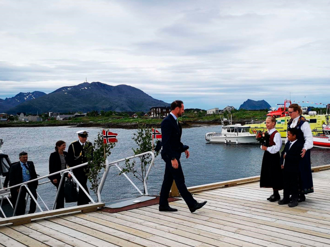 Crown Prince Haakon was greeted with flowers by Sofie Eidem (9) and Mika Didriksen (8) on arrival at Vega. Photo: Simon Aldra, Brønnøysunds Avis