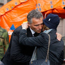 24 July: Queen Sonja hugs Prime Minister Stoltenberg after the inspection of the Government quarter (Photo: Wolfgang Rattay / Reuters)