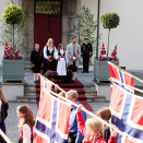 The Crown Prince and Crown Princess and their family greet the Asker children’s parade outside Skaugum Estate. Photo: Terje Pedersen / NTB scanpix