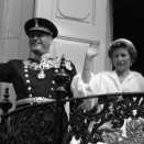 The Royal Family outside Stiftsgården in Trondheim  (The Royal Court Archives)