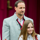 The Crown Prince and Crown Princess and their family greet the Asker municipality children’s parade outside Skaugum Estate. Photo: Vegard Wivestad Grøtt / NTB scanpix