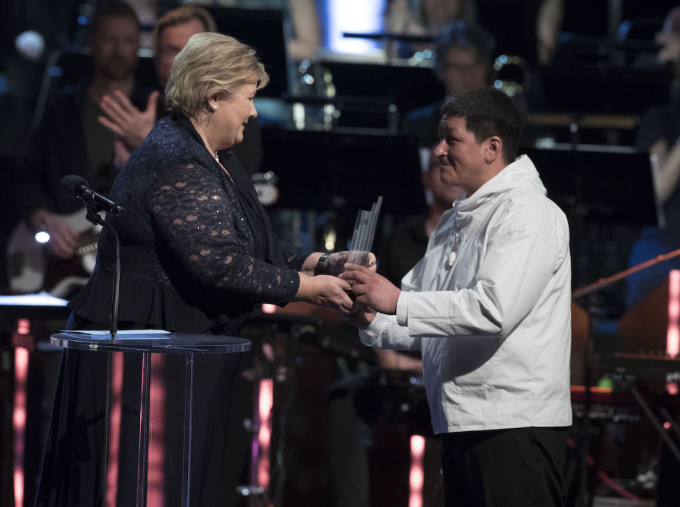 Erna Solberg presents the Nordic Council Environment Prize to the Attu Natural Resource Council, Greenland. Photo: Terje Pedersen / NTB scanpix.